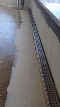 Entwässerungsrinne Edelstahl 1 Meter superflach mit Ablaufstutzen V2A stream